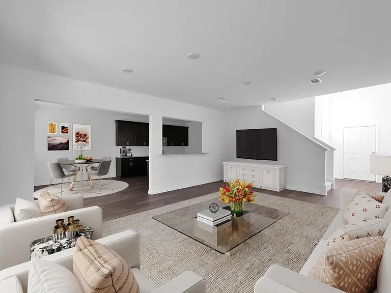 10573 Pineland Dr — Photo 2
