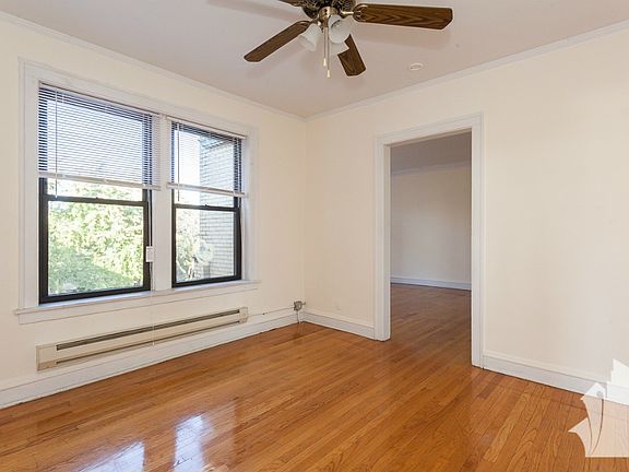 3rd image of 1115 W Oakdale Ave #Fl3