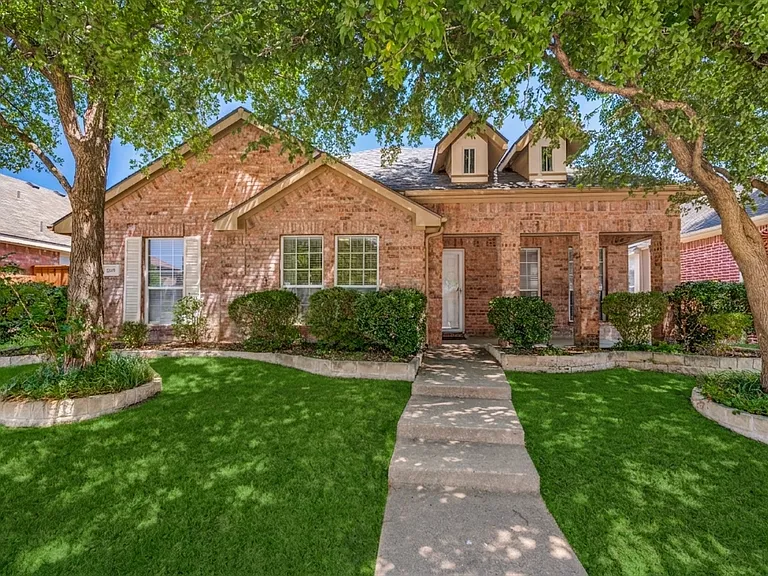 1615 Bur Oak Dr — Photo 1
