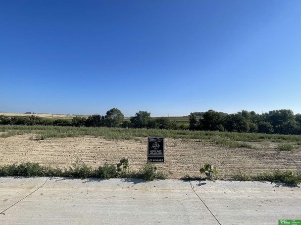21714 Hackberry Dr, Gretna, NE 68028