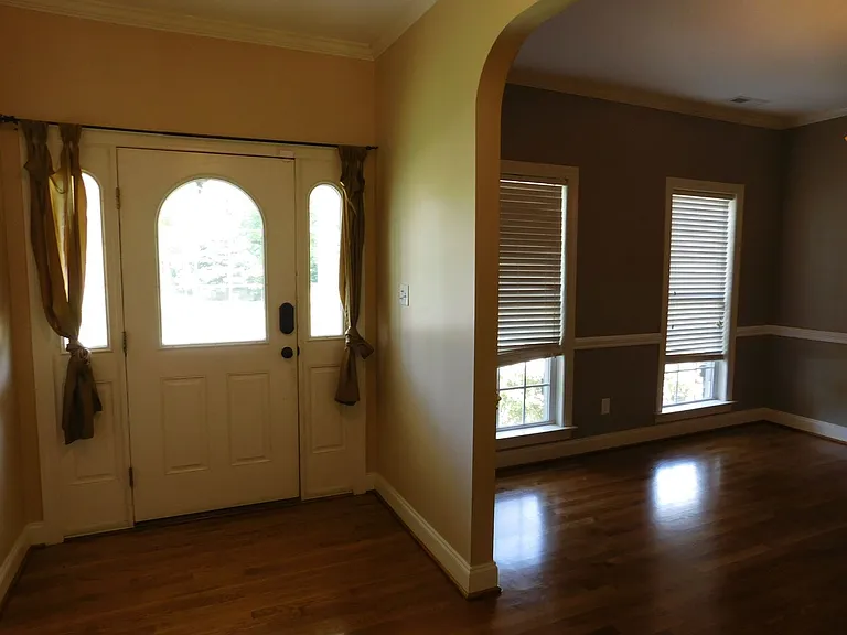 300 Taliaferro Ln — Photo 9