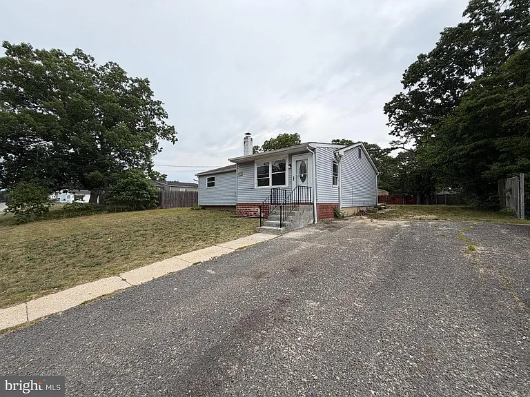 1133 Louis Dr — Photo 1