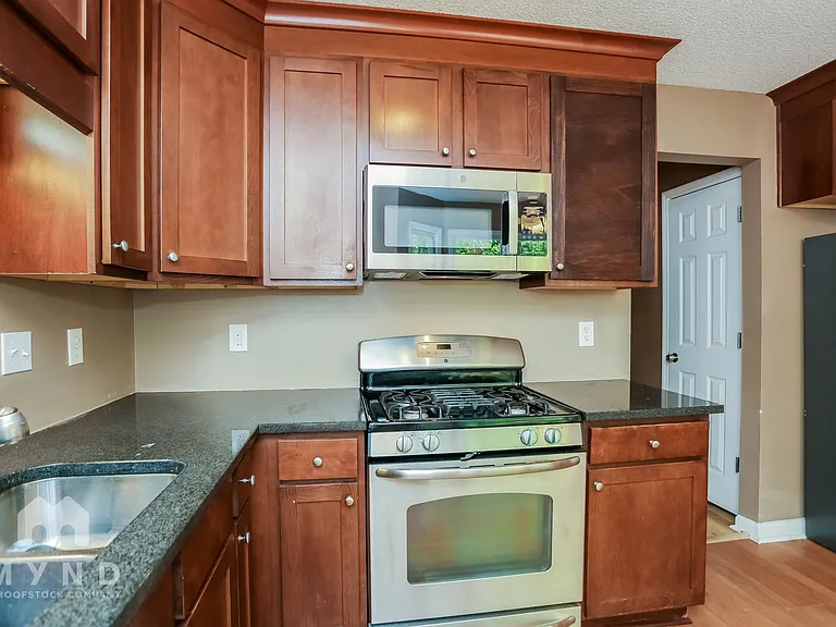 2574 Overlake Dr — Photo 10
