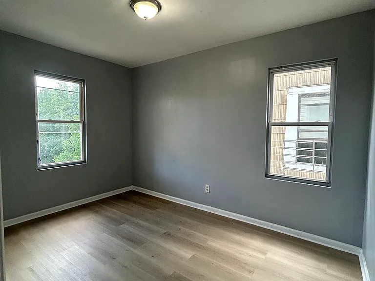 354 11th Ave #5 — Photo 4