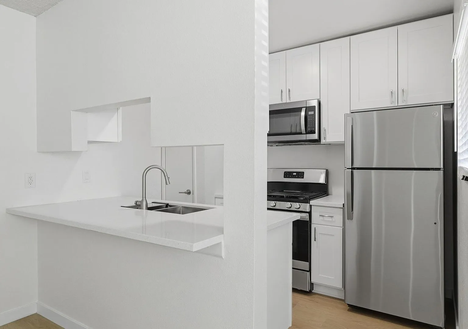 Fully Renovated 1BD/1BA in Ventura Premium Appliances, Near Trader Joe's! — Photo 3