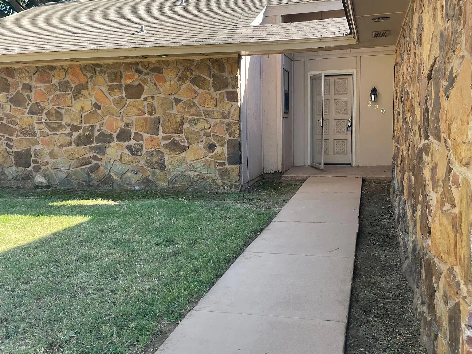 200 Elwood Dr — Photo 2