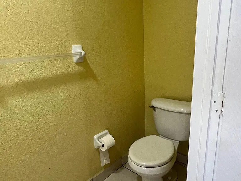 Bathroom on the ground floor, Picture 3