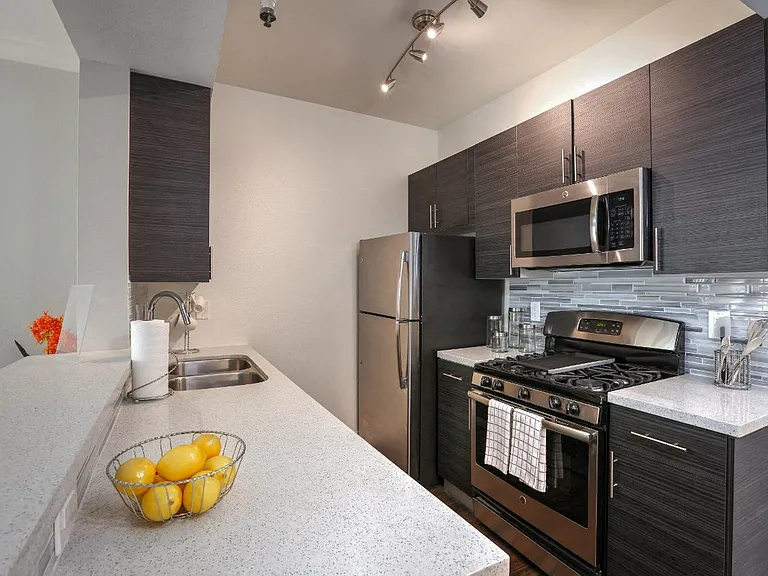 Midvale Apartments — Photo 14