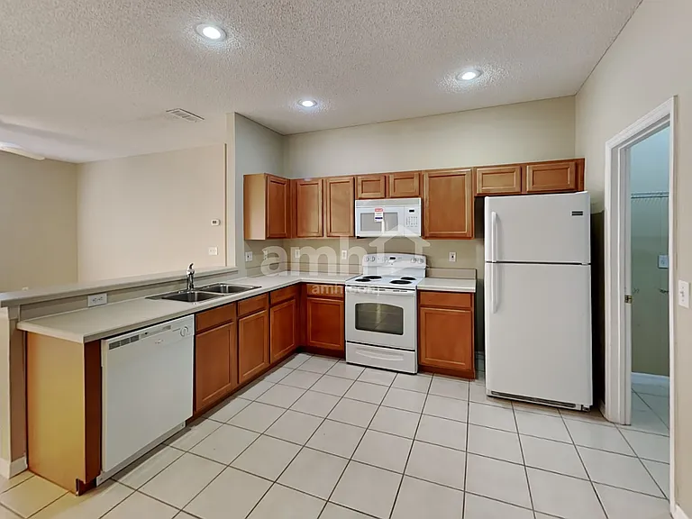 4470 Waterside Pointe Cir — Photo 3
