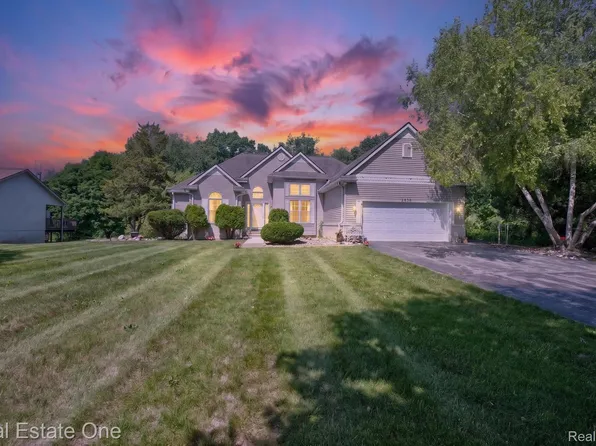 5128 Queensway Dr, Howell, MI 48843