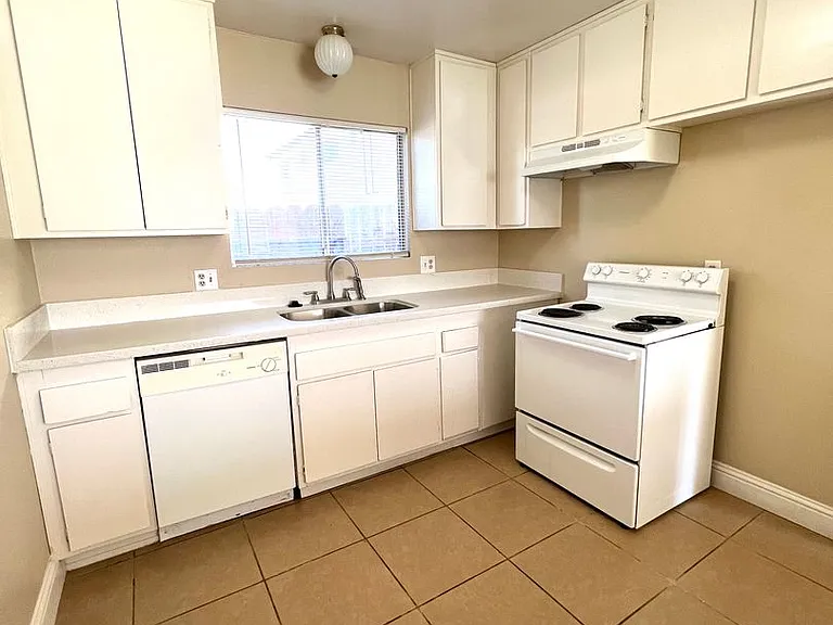 Micheli Court Apartments — Photo 6