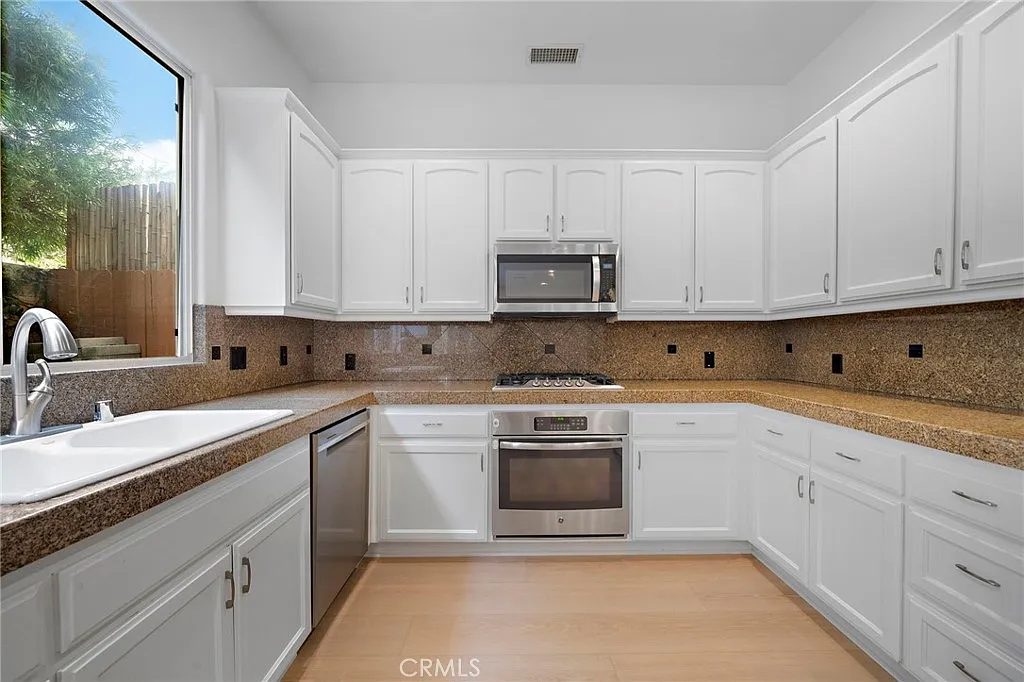 3 bed, 2.5 bath, 2139 sqft, $5,800 — Photo 4