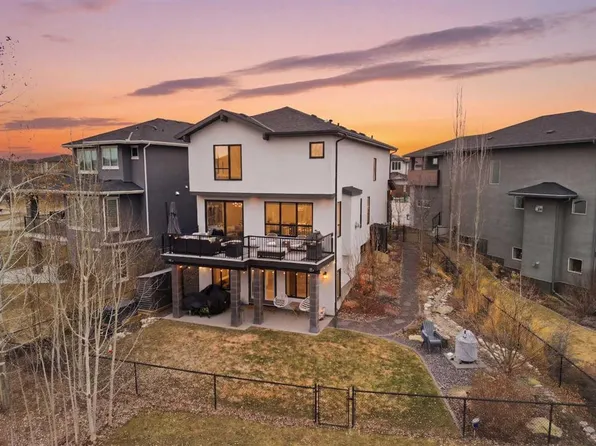 127 SW Walden Lndg SE, Calgary, AB T2X 0Z2