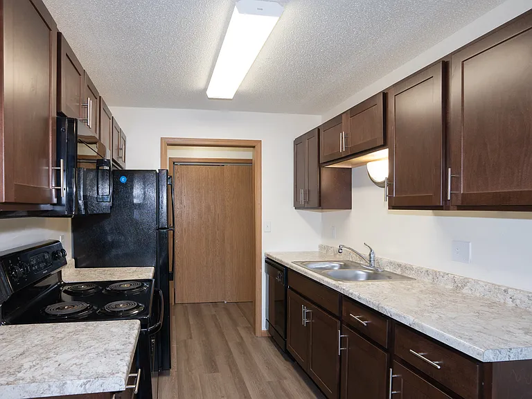 Fargo, ND Country Club Apartments | 21B | Kitchen