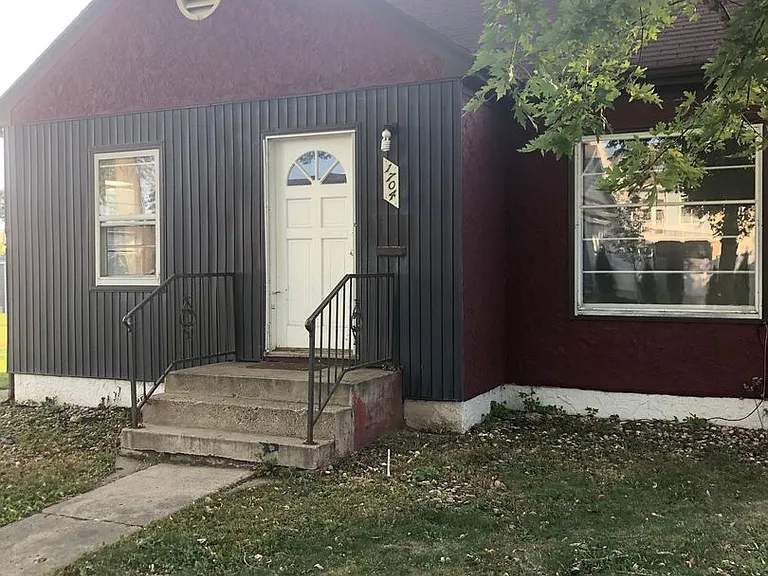1704 S 8th Ave — Photo 2