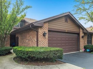 27 Prairie Dr, Westmont, IL