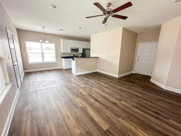 104-106 Vitava Dr W — Photo 2