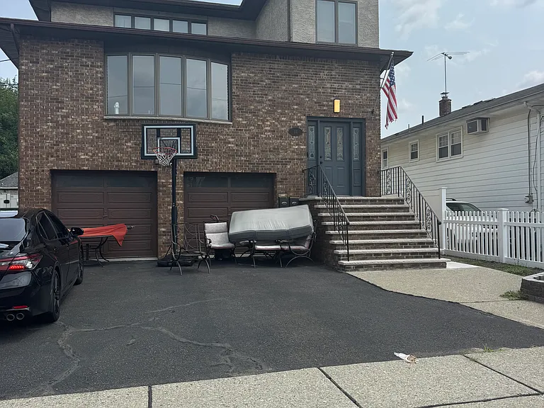 44 Williams Ave S #1 — Photo 1