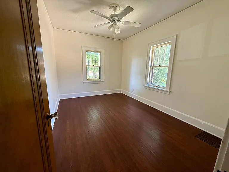 422 Paris Ave — Photo 10
