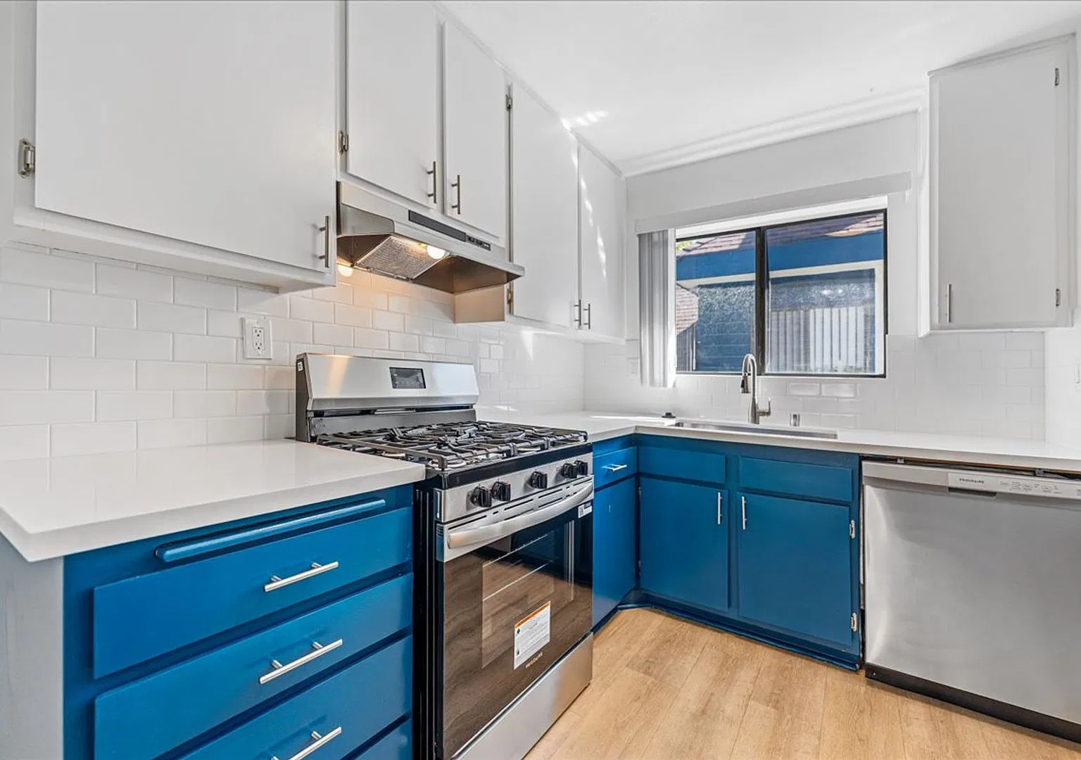 Gorgeous Top Floor Apartment | Sky High Vaulted Ceilings — Photo 4