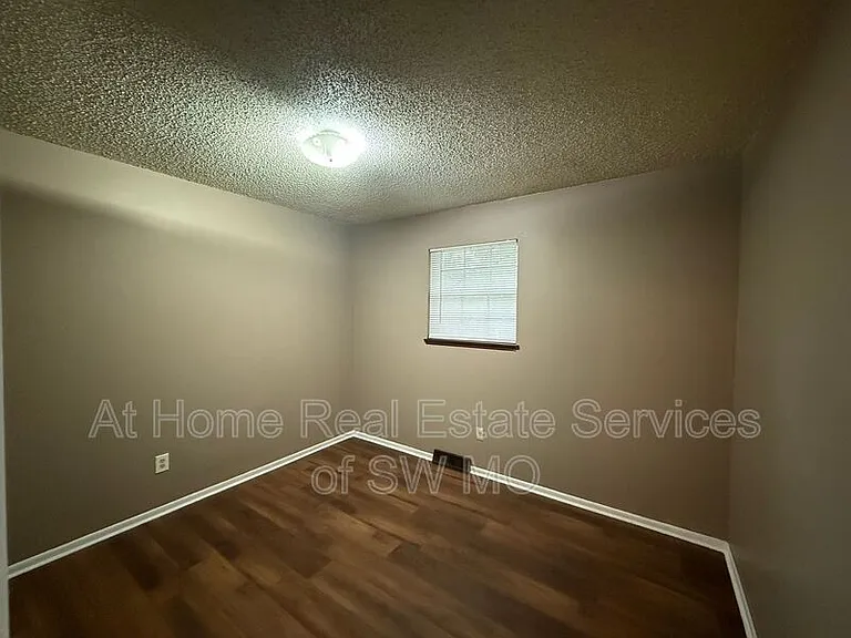 605 W Bluegrass Rd — Photo 4