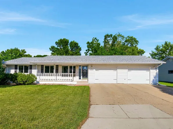 1721 3rd St SE, Minot, ND 58701