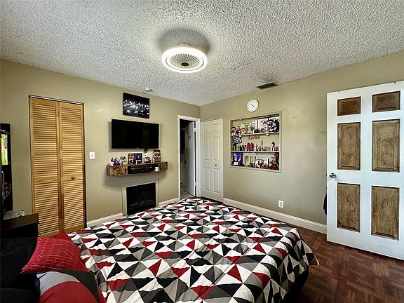 4th image of 610 SW 76th Terrace
