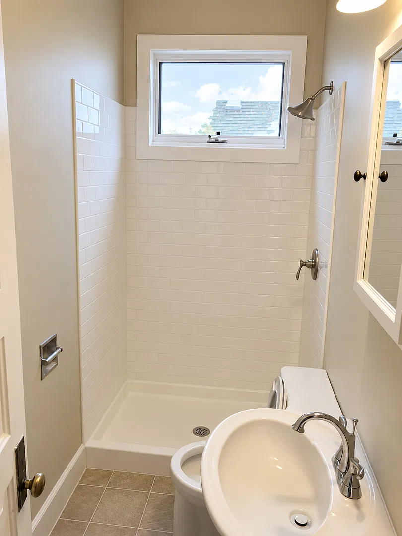 891 Rose Ave E — Photo 3
