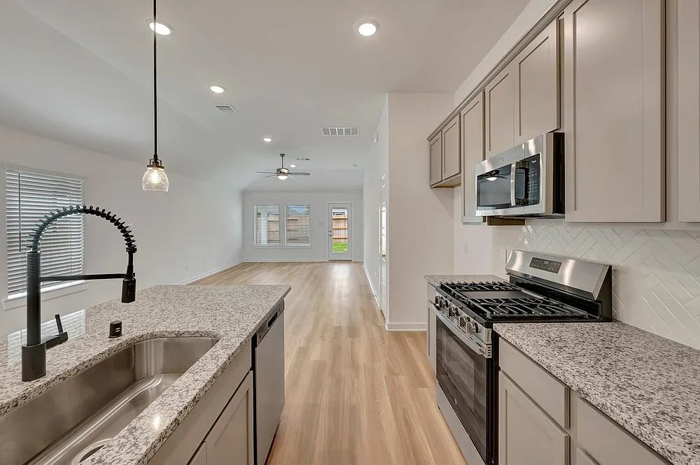 3 bed, 1330 sqft, $900 — Photo 3