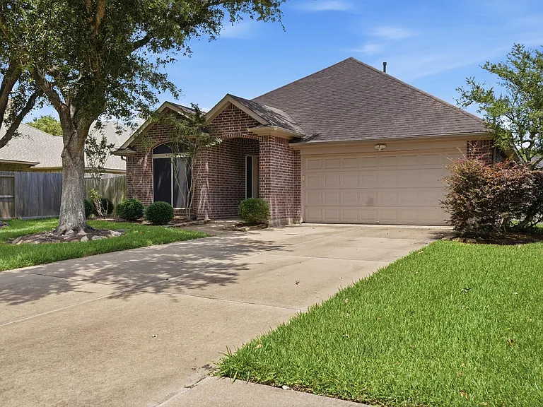 321 Preston Ln — Photo 3