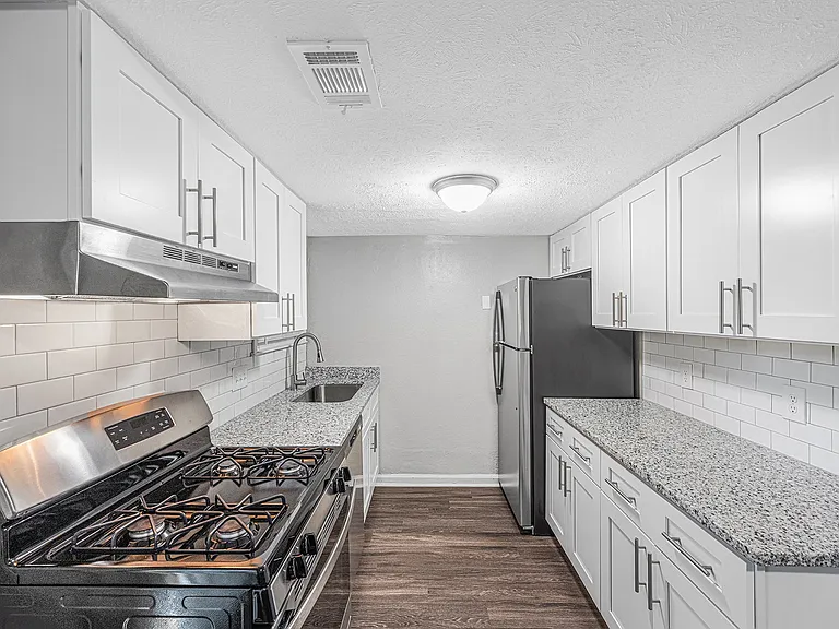 Regency Park Apartments — Photo 6