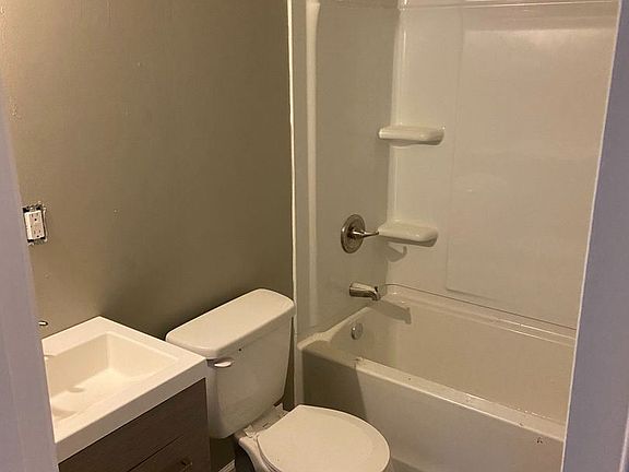 4th image of 905 Georgian Dr APT B