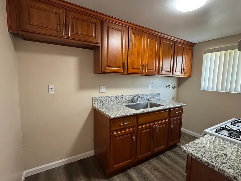 2658 N Humbert Ave — Photo 6
