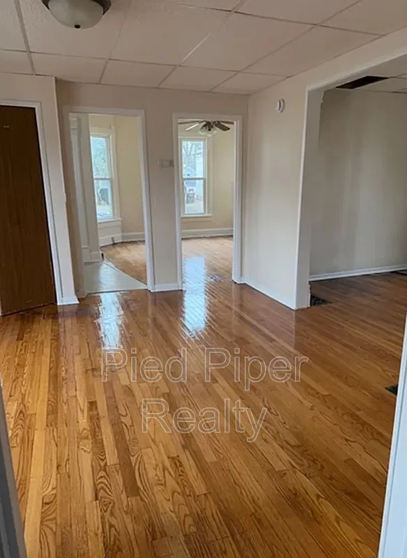 3 bed, 1.0 bath, 1345 sqft, $1,195 — Photo 2