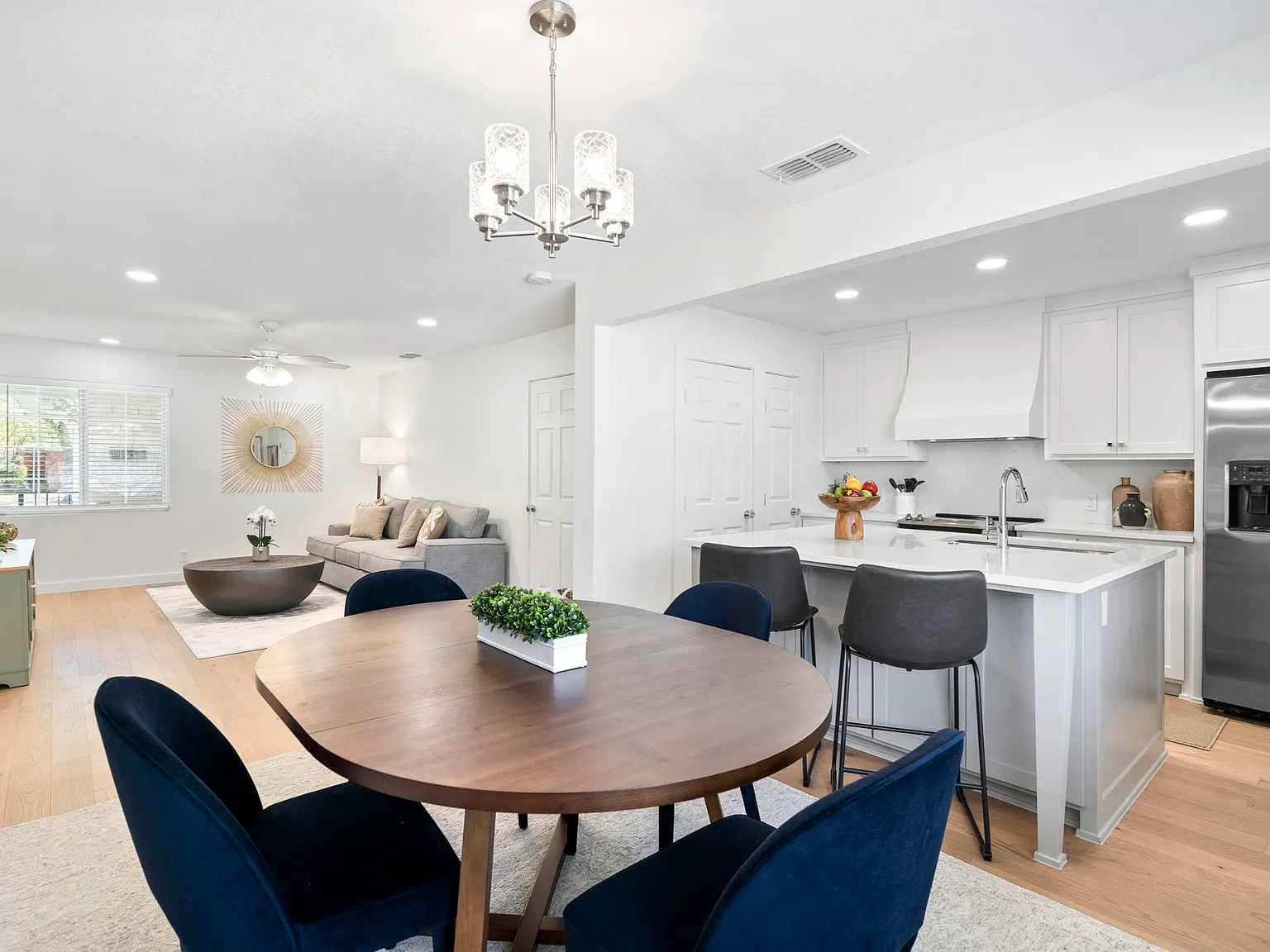 2 bed, 1050 sqft, $4,000 — Photo 3