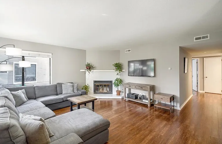 468 Laurel Ave — Photo 1