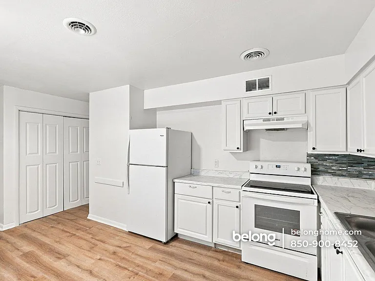 6011 Greenwood Ln — Photo 10