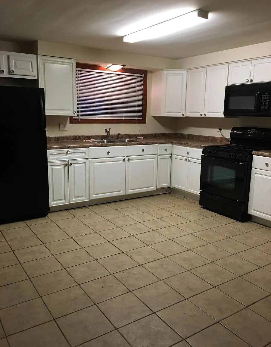 3 bed, 1000 sqft, $1,775 — Photo 3
