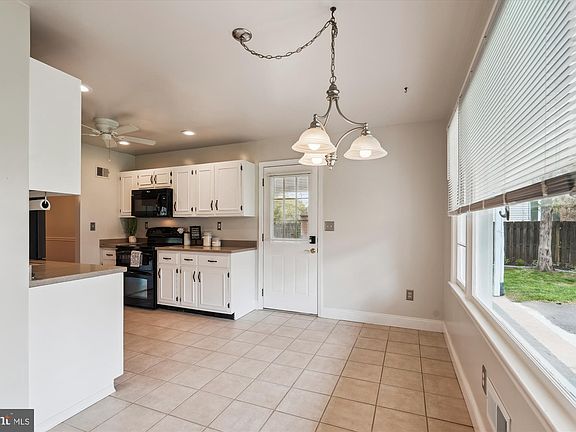 5th image of 14 Dew Wood Ct
