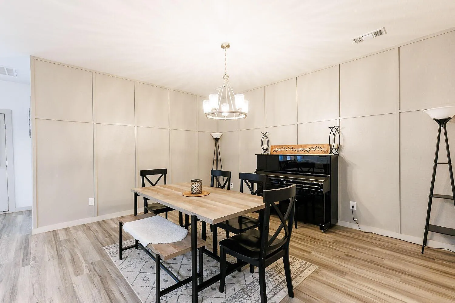 4 bed, 2.0 bath, 2043 sqft, $2,600 — Photo 4