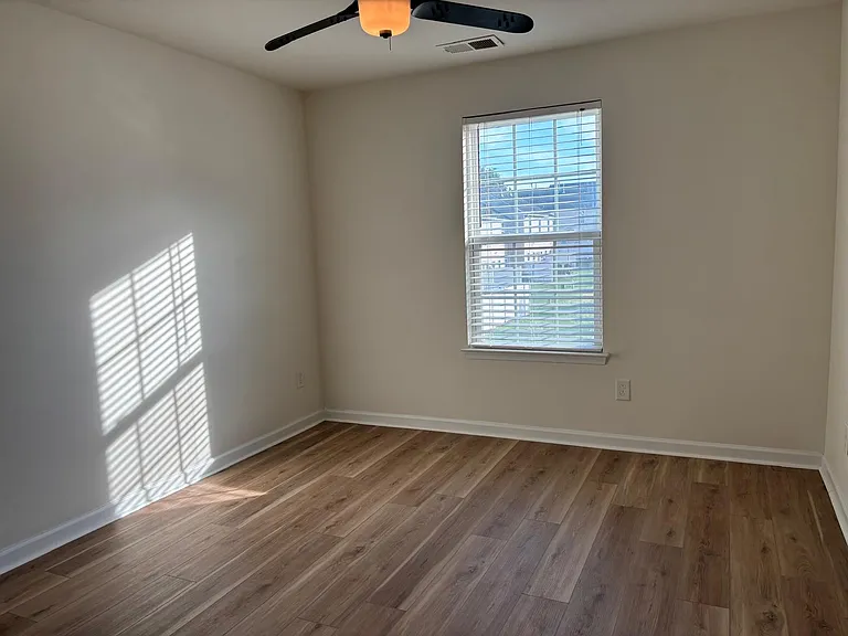 2528 Silverthorn Dr — Photo 16