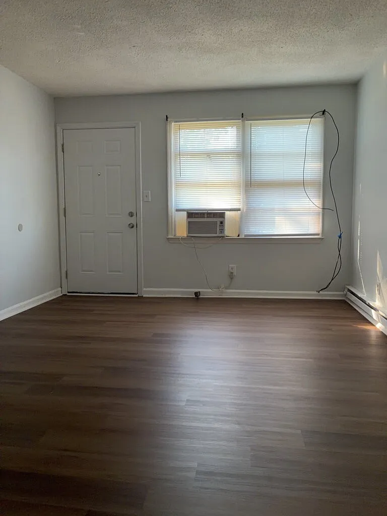 2 bed, 1.0 bath, $830 — Photo 2