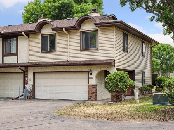 8811 N Maplebrook Ct, Brooklyn Park, MN 55445