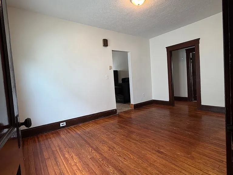 4517 Bucyrus Ave — Photo 2