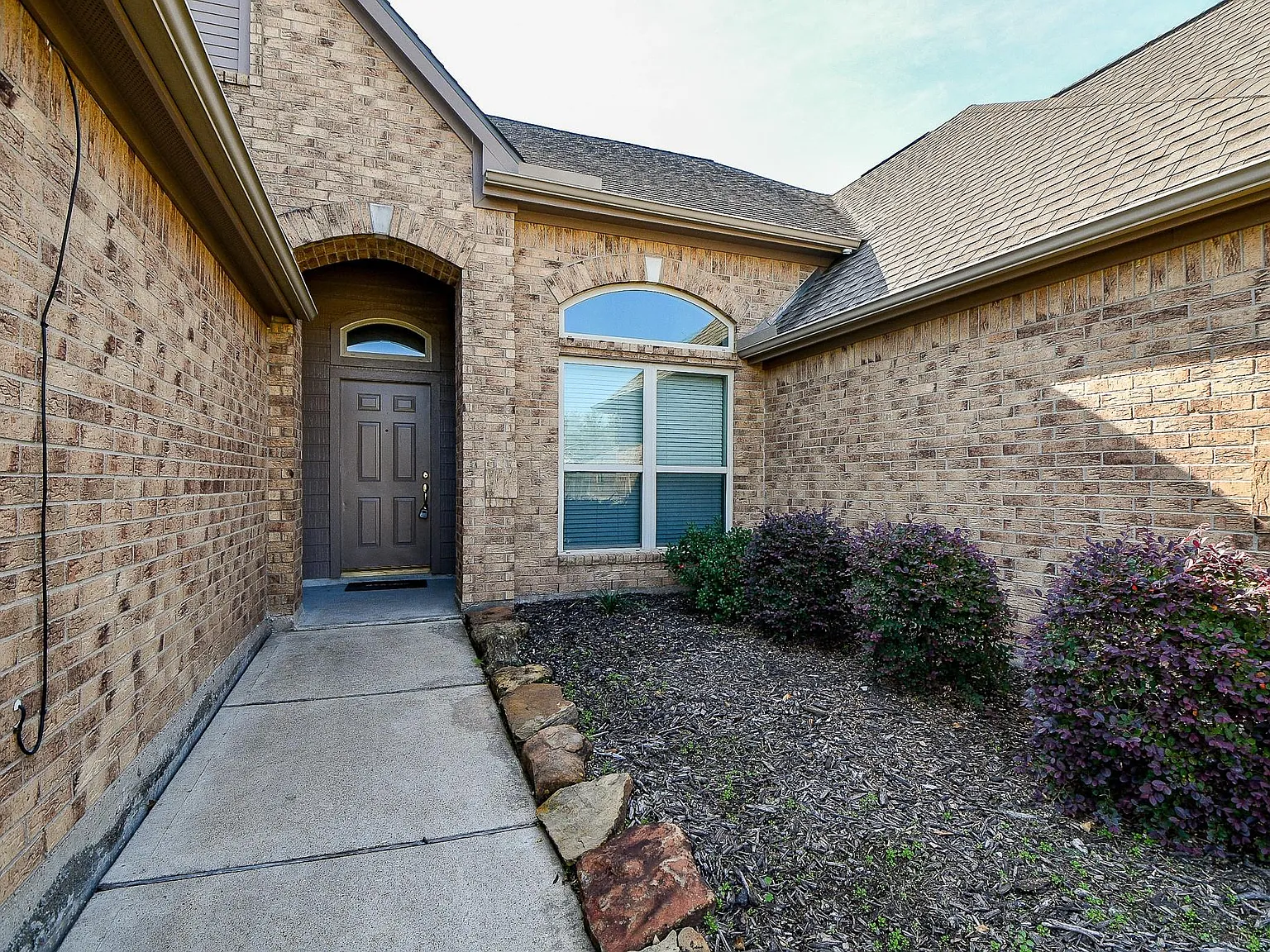 4 bed, 3.0 bath, 2120 sqft, $2,600 — Photo 2