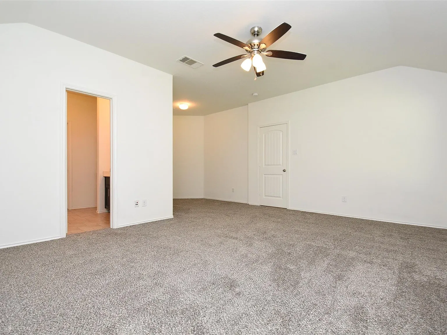 4 bed, 2.0 bath, 1900 sqft, $2,150 — Photo 4