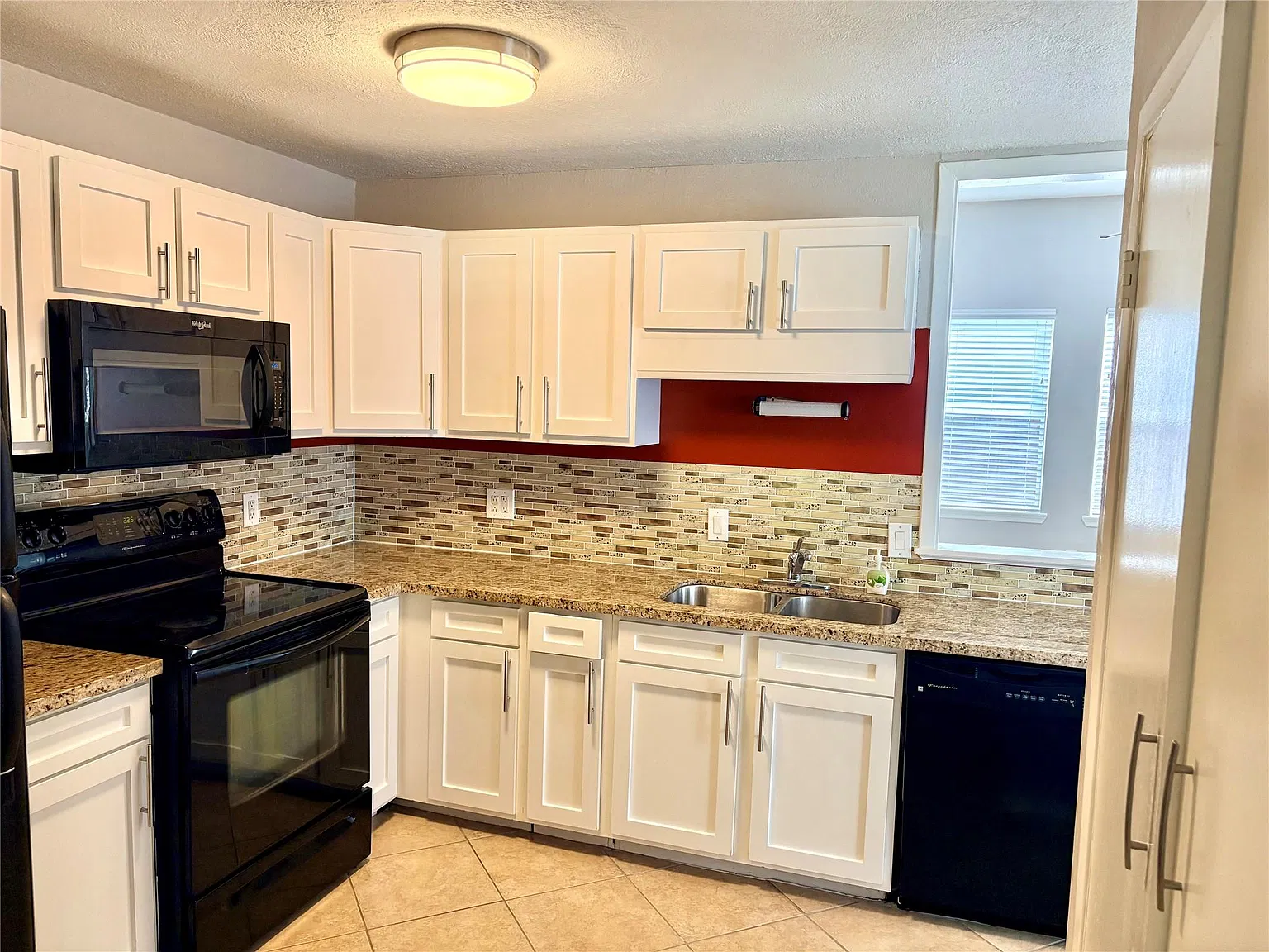1 bed, 1.0 bath, 798 sqft, $1,425 — Photo 2