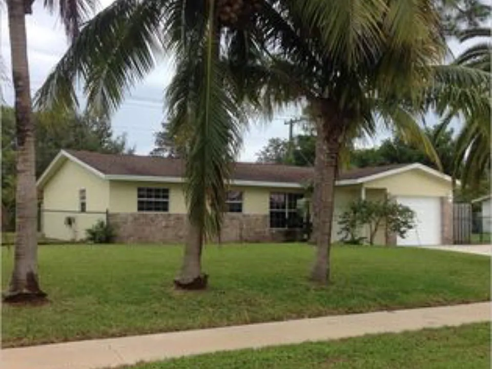3132 Pinehurst Dr