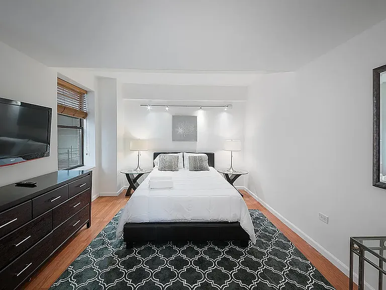 150 W 51st St #1408 — Photo 8