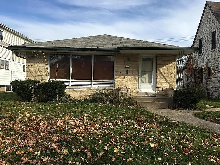 3 bed, 1.5 bath, 1321 sqft, $1,550 — Photo 1